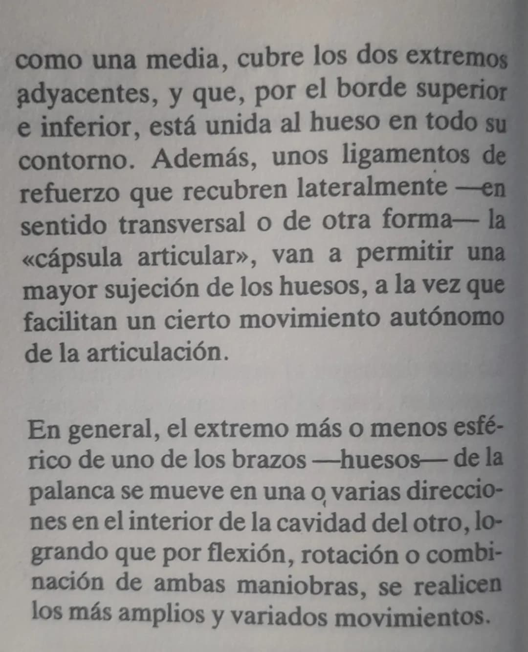 # El esqueleto

El esqueleto del hombre tiene un eje lon-
gitudinal firme: la columna vertebral, fle-
xible y giratorio por estar compuesta 