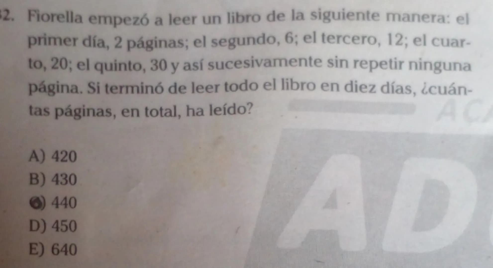 2. Fiorella empezó a leer un libro de la siguiente manera: el
primer día, 2 páginas; el segundo, 6; el tercero, 12; el cuar-
to, 20; el quin